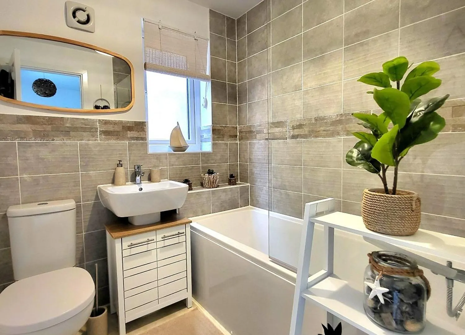 Seaside Beach Themed Home With Garden And Driveway Lytham St Annes 0*,